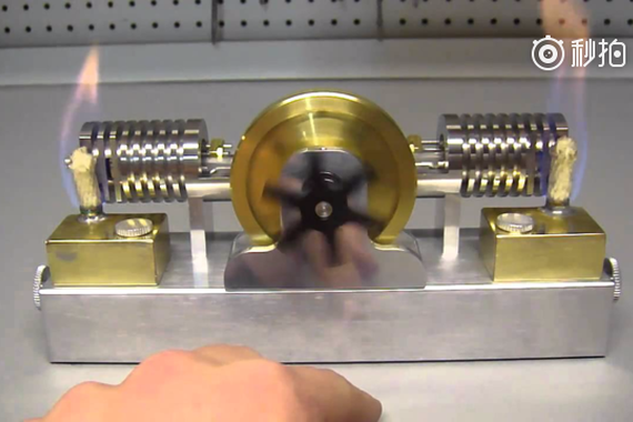 视频：牛人自制火焰舔双缸发动机