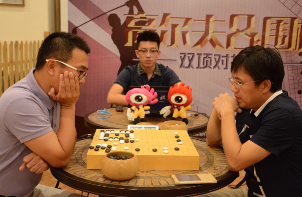 张炜桦(左)与朱小军围棋对决