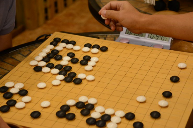 黑棋大龙虽然要阵亡,但胜负还有很大悬念。