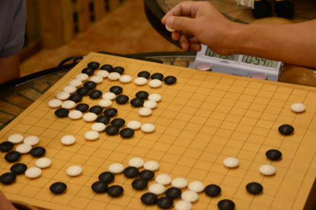 黑棋大龙虽然要阵亡，但胜负还有很大悬念。