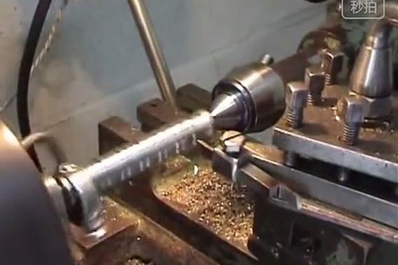 视频：牛人手工打造一个V12发动机，机械之美