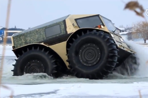 视频：战斗民族，研究了一辆能趟河的越野车