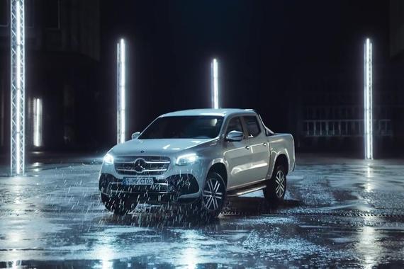 视频：奔驰X级皮卡电视广告“追星”