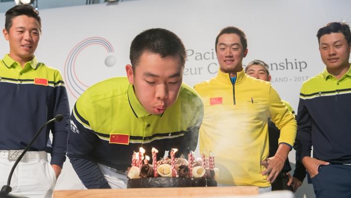 中国队队员为关天朗庆生