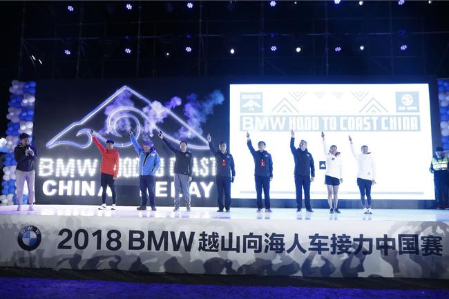 领导嘉宾共同为赛事仪式性发枪