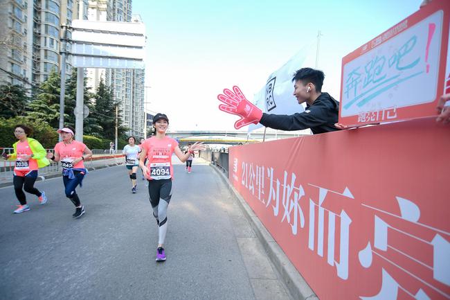 New Balance“跑亮自己”2019上海国际女子半程马拉松赛 NBRC加油团与选手互动