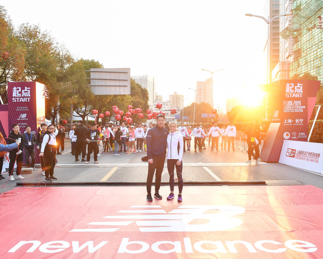 New Balance中国区总经理汪烈名先生与艾玛·科伯恩(Emma Coburn)为选手助力