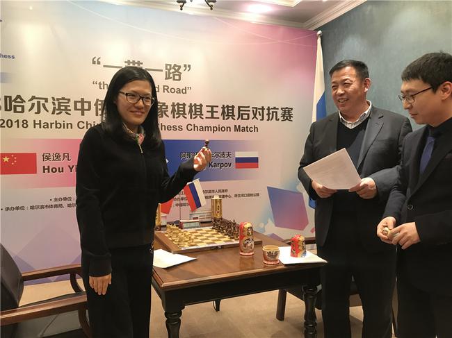 侯逸凡抽中黑棋