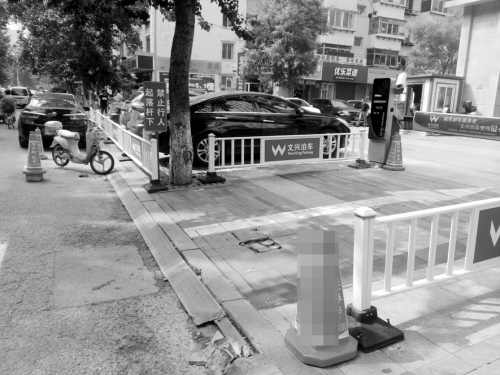 沈阳文兴泊车圈地人行道为收费停车场