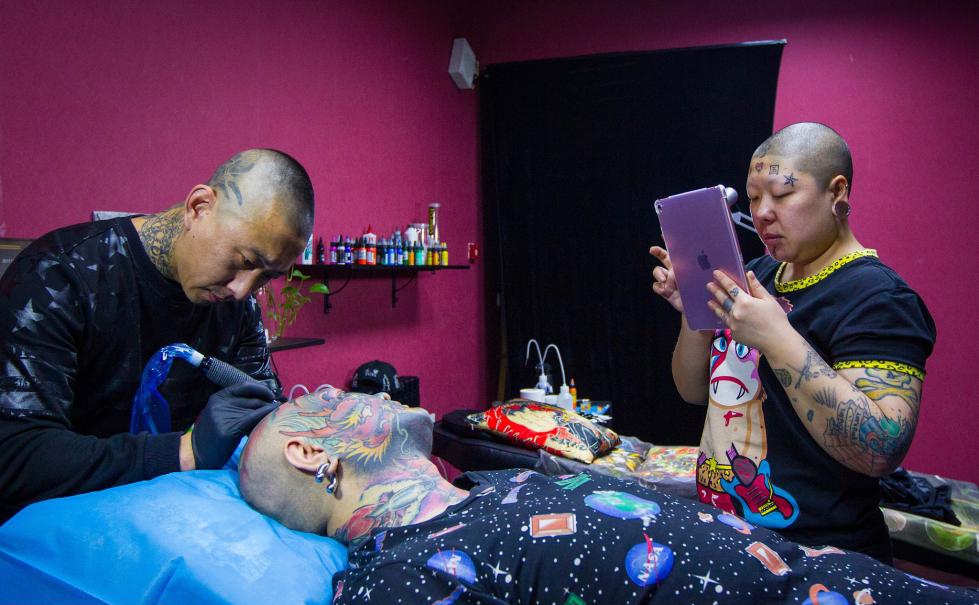 食堂勤工俭学抵三餐 沈阳夫妻将爱国刺在脸. 来