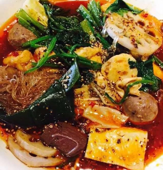 久加私房麻辣烫清真回民的老式麻辣烫,就在清真一条街上,老早就很
