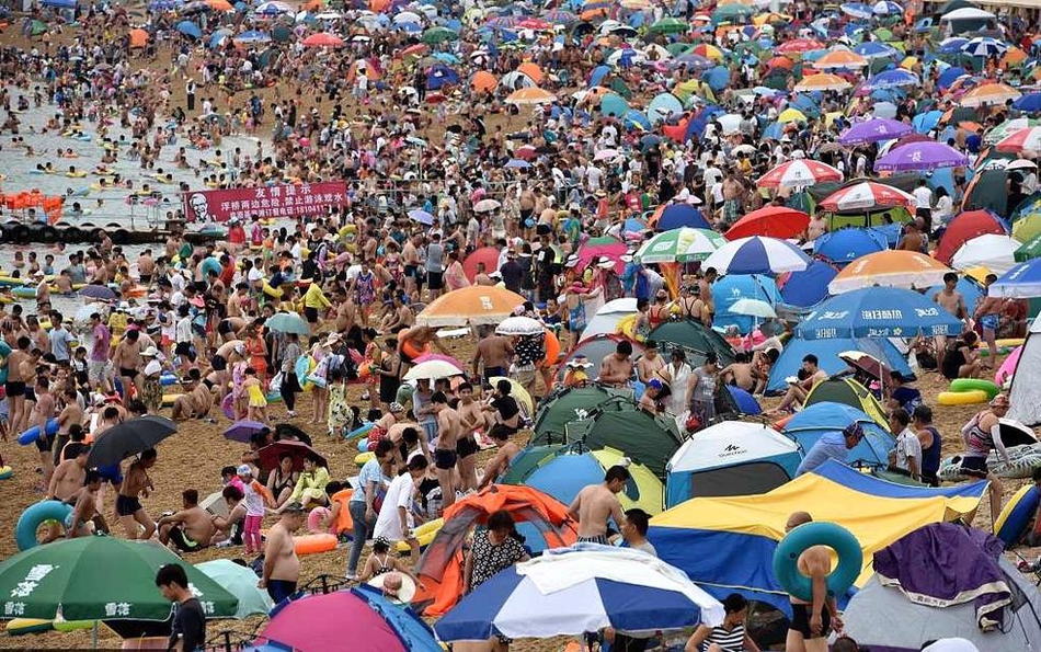 大连海边浴场人气火爆密密麻麻似下饺子_新浪网