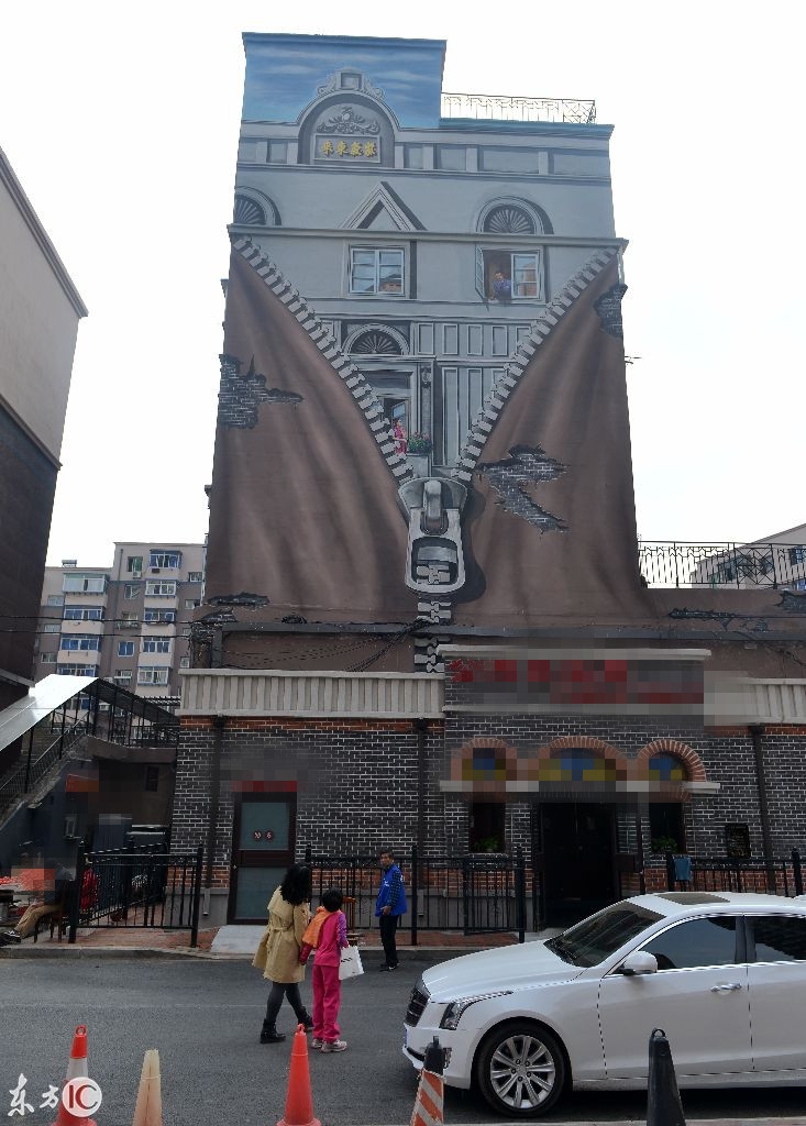 沈阳一楼房现3D民国画墙惟妙惟肖引围观拍照