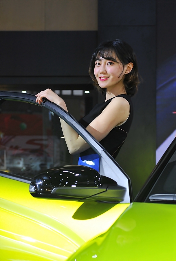女儿慢慢一寸一寸坐下 女儿自己坐下去自己动