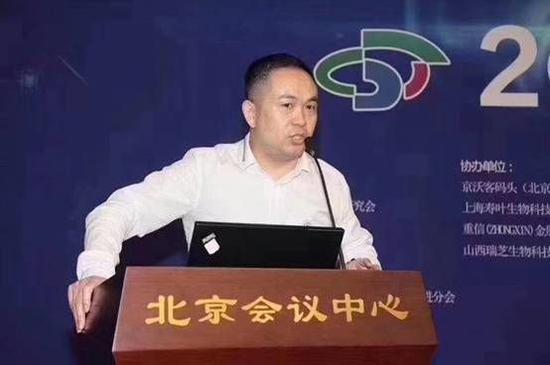 由爱集团董事长_国岳集团董事长夫妻照