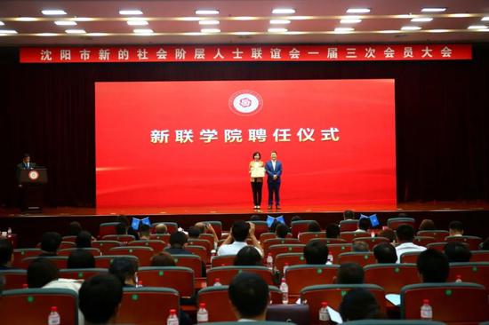 (刘奇会长为张涛院长颁发聘书)
