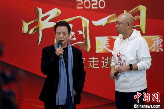 中国作协副主席李敬泽(左)在活动现场。活动主办方供图