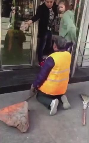 环卫老人跪在店门前-视频截图
