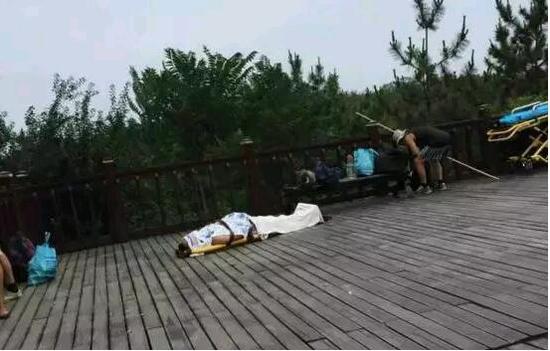 刘女士说,此后老者被120拉走。