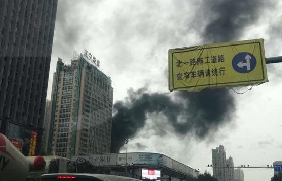 9月10日14时30分许,沈阳兴工街与北二路交汇口附近佳华苑小区一居民楼突发大火,起火点为居民楼八楼露天平台。