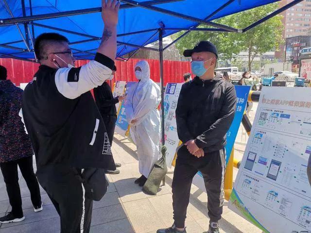 盛京医院南湖院区门诊楼外患者排队扫码