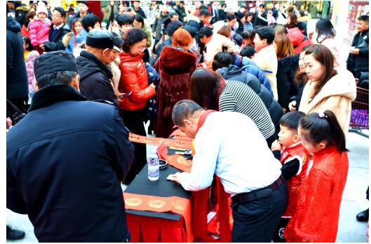 (前来领取春联的市民络绎不绝)