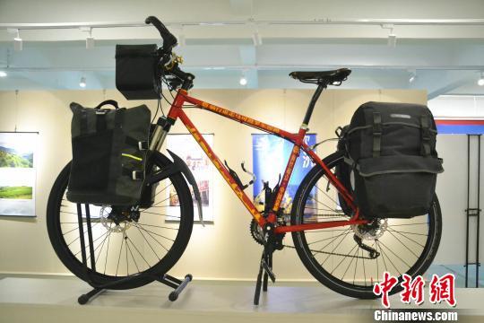 伴随刘海翔骑行丝绸之路的自行车。 张立建 摄