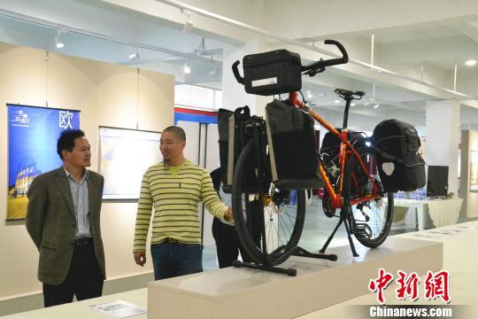 “单骑超人”刘海翔(右)在展览中讲解。 张立建 摄