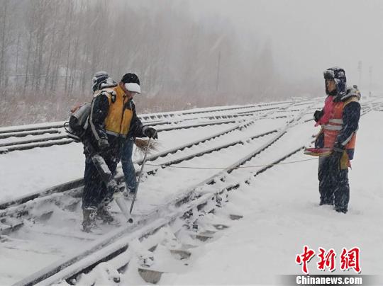 铁路工作人员利用除雪机械在线路上除雪。 钟欣 摄