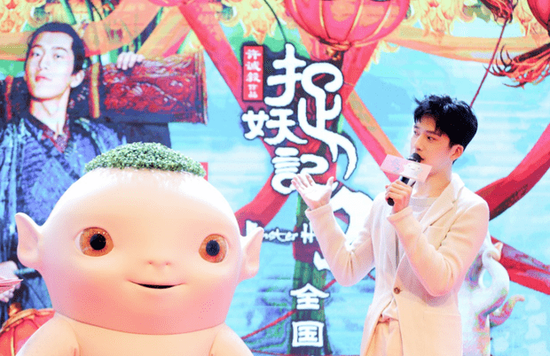 井柏然“菜鸟变天师” 现场送“福”年味十足