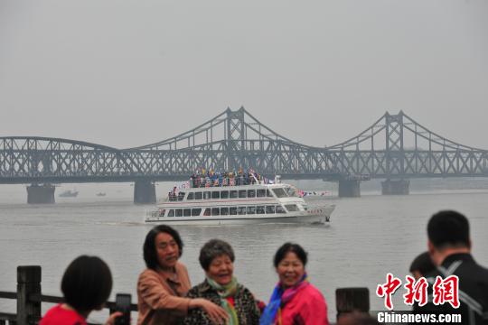 游客在游览鸭绿江畔。 于海洋 摄