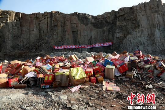 违法烟花爆竹被堆砌在开阔地。 王景巍 摄