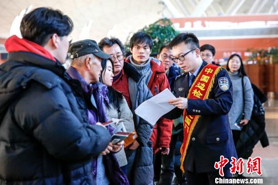 民警解答旅客提出的问题。 王景巍 摄