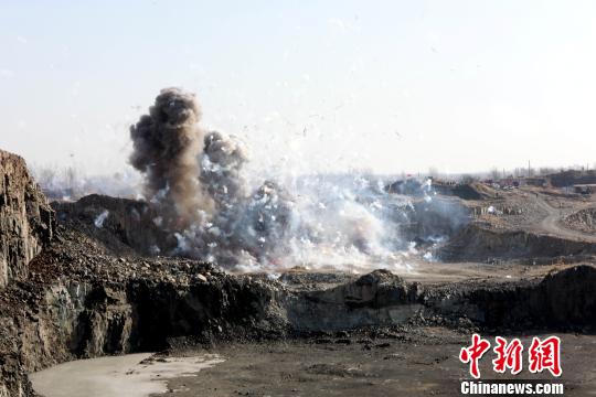 违法烟花爆竹被点燃销毁。 王景巍 摄