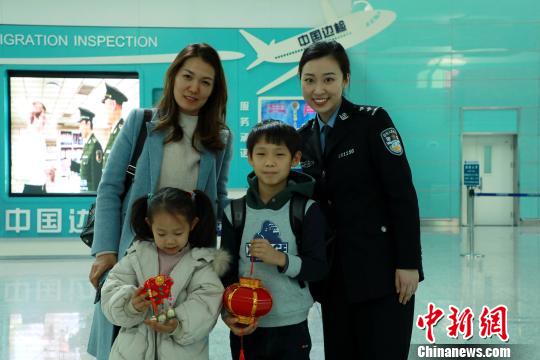 民警为韩国小朋友赠送新春礼物。 王景巍 摄