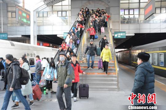 图为大连站春运场景。 杨毅 摄