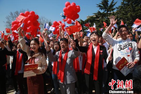 现场师生激情澎湃共同欢唱。 杜佳 摄