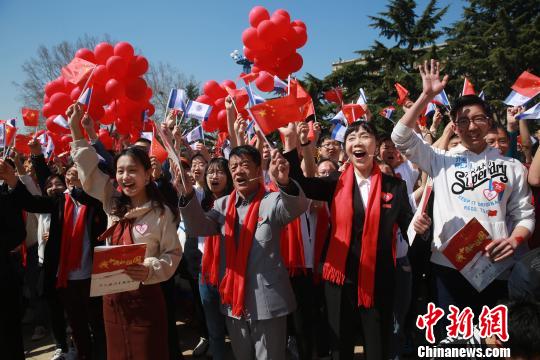 现场师生激情澎湃共同欢唱。　杜佳 摄