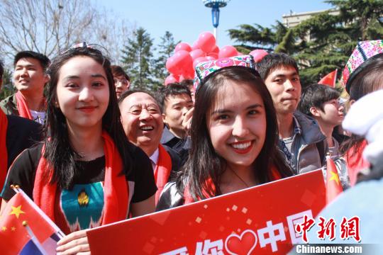 少数民族学生穿着民族服饰参加活动。 杜佳 摄