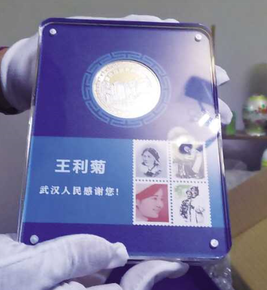 王利菊终于收到了来自武汉的徽章。（图片由受访者提供）