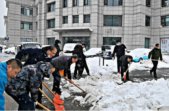 建行沈阳沈北新区支行组织义务除雪