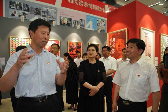辽宁省直机关工委书记郭辉(左一)对展览给予高度评价