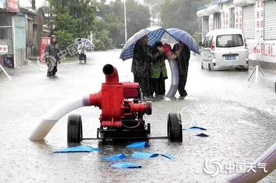 葫芦岛绥中县紧急抽水。图/何宇