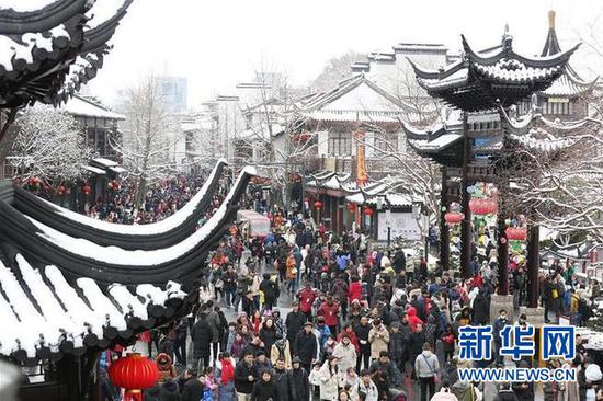 2月8日,游客在南京夫子庙景区游览。新华社发(王新 摄)