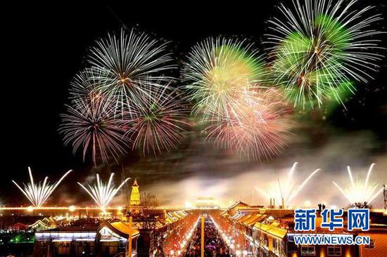 2月9日,在河北正定古城南城门上空,璀璨的电子烟花给人们带来一道视觉盛宴。新华社发(张海强 摄)