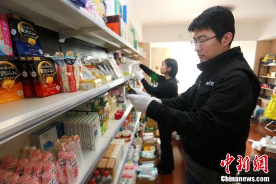 图为海关缉私部门26日清点走私化妆品。(中新社发 王欣祥 摄)