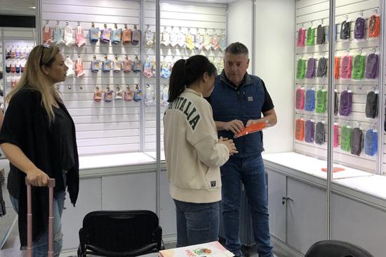 广交会上,小北河镇的袜艺产品受到外商青睐。 辽阳市小北河袜艺小镇供图