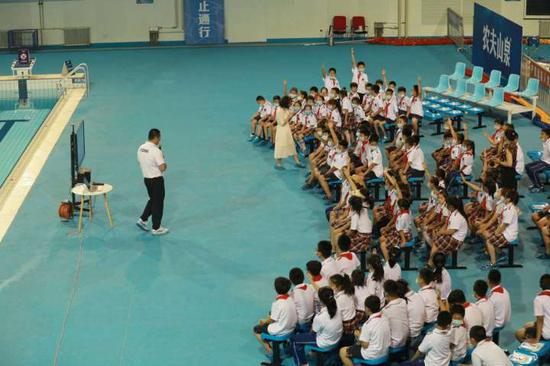 学生现场学习防溺水知识