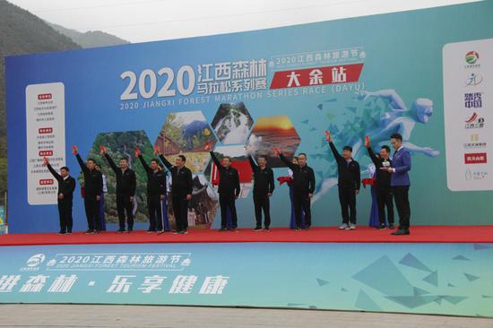 大余2020高考江西排名_暖新闻·江西2020大余县一考生临考崴到脚民警背赴考(2)