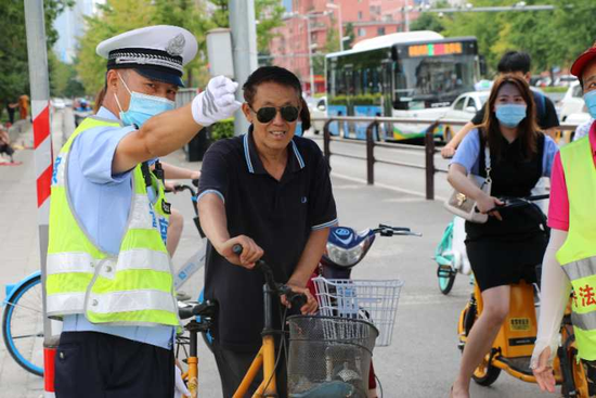 　交通警察局大东大队一中队二级高级警长 张爱东